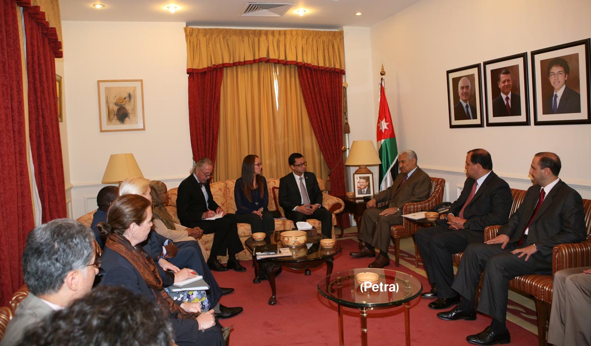 النسور يستقبل وفد لجنة تعزيز احترام القانون الانساني الدولي