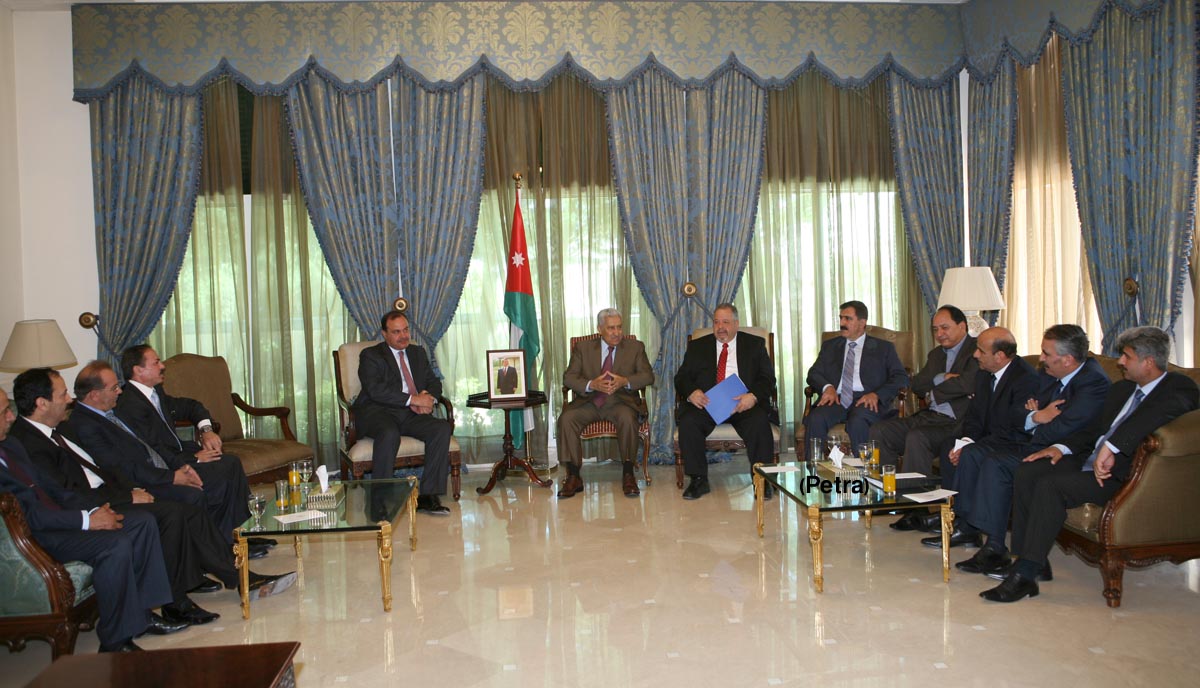 النسور يلتقي المحافظين في وزارة الداخلية