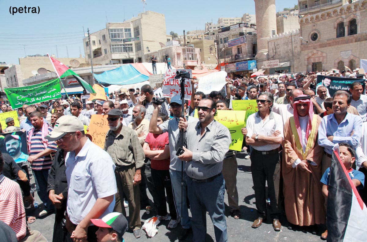 الحركة الاسلامية والحراكات الشعبية تنظم وقفة احتجاجية أمام المسجد الحسيني