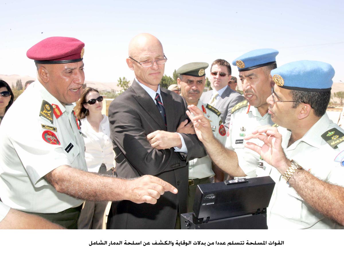 القوات المسلحة تتسلم عددا من بدلات الوقاية والكشف عن اسلحة الدمار الشامل