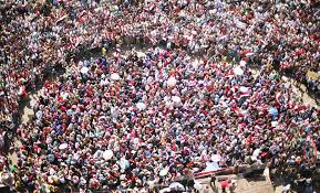 حشود في الميادين وجهود سياسية لحل الازمة المصرية