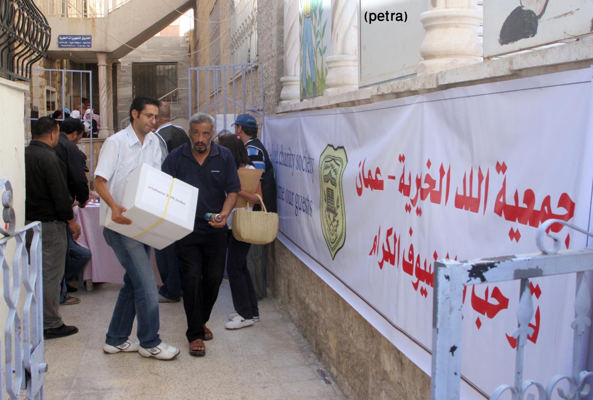 جمعية مجلس الكنائس توزع طرودا غذائية على اللاجئين السوريين