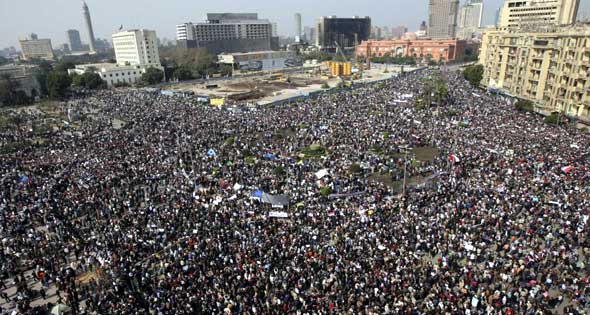 المتظاهرون المصريون يتوافدون الى ميادين القاهرة والمدن الاخرى