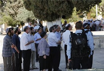 عشرات المتطرفين اليهود يقتحمون ساحات المسجد الاقصى