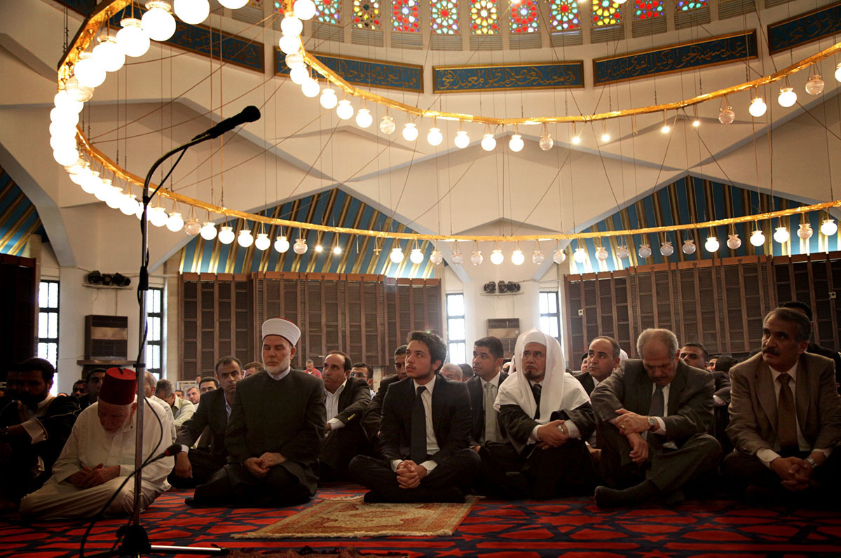 نائب الملك يؤدي صلاة الجمعة الأولى من شهر رمضان المبارك