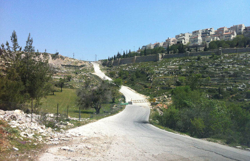 الاحتلال يشرع بإقامة فنادق ومنشآت سياحية بمقبرة 'مأمن الله' في القدس