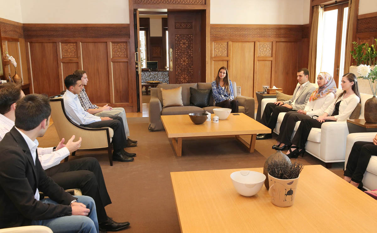 Queen Rania meets volunteer group involved in a Ramadan-related initiative