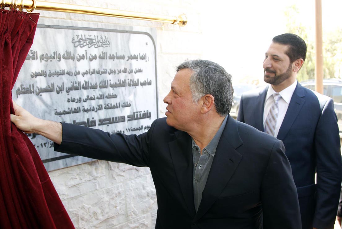 الملك يفتتح مسجد فاطمة الزهراء، ويشارك جموع المصلين اداء صلاة الجمعة