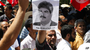 مئات الاف التونسيين يشيعون جثمان المعارض محمد البراهمي