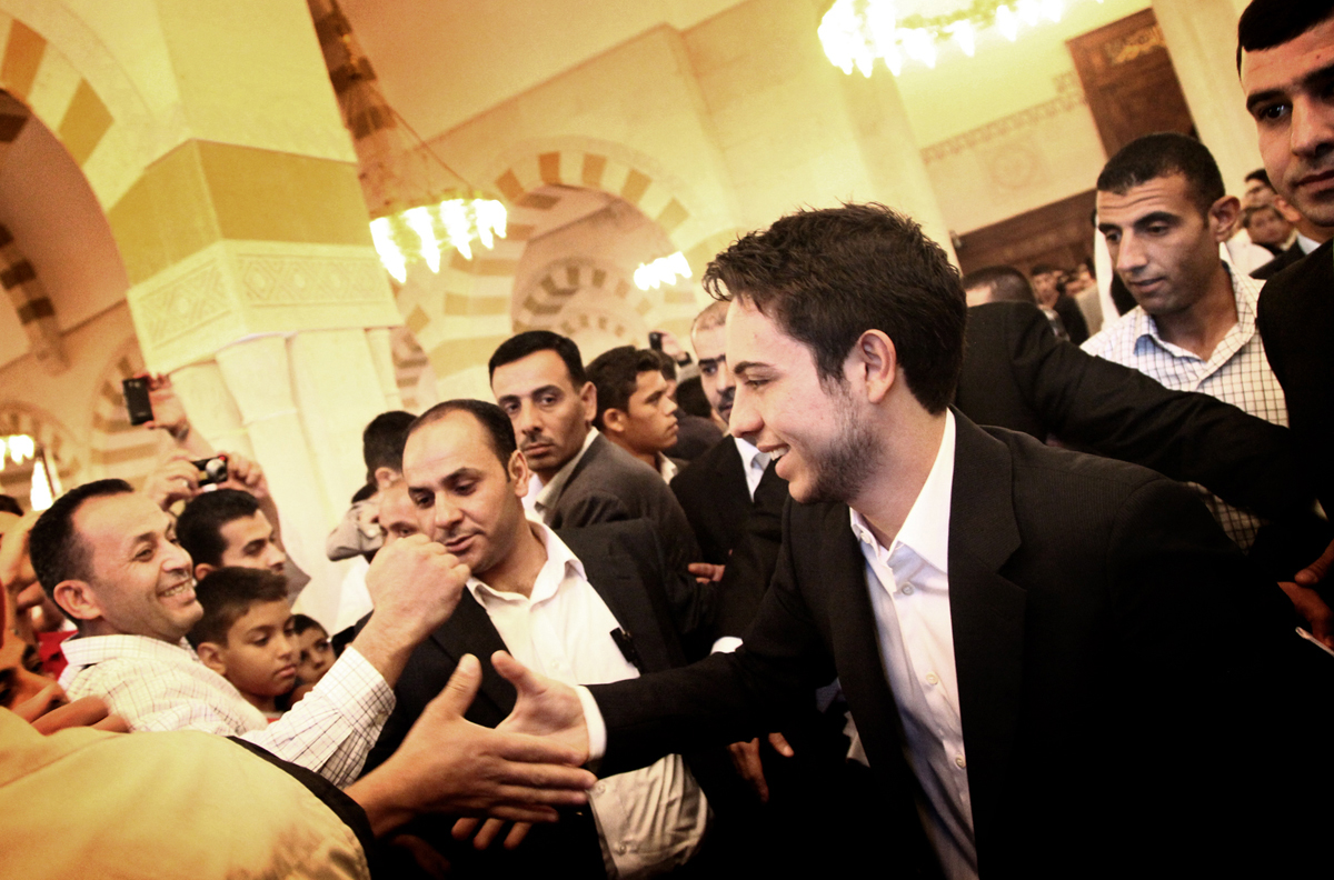 ولي العهد يؤدي صلاة عيد الفطر