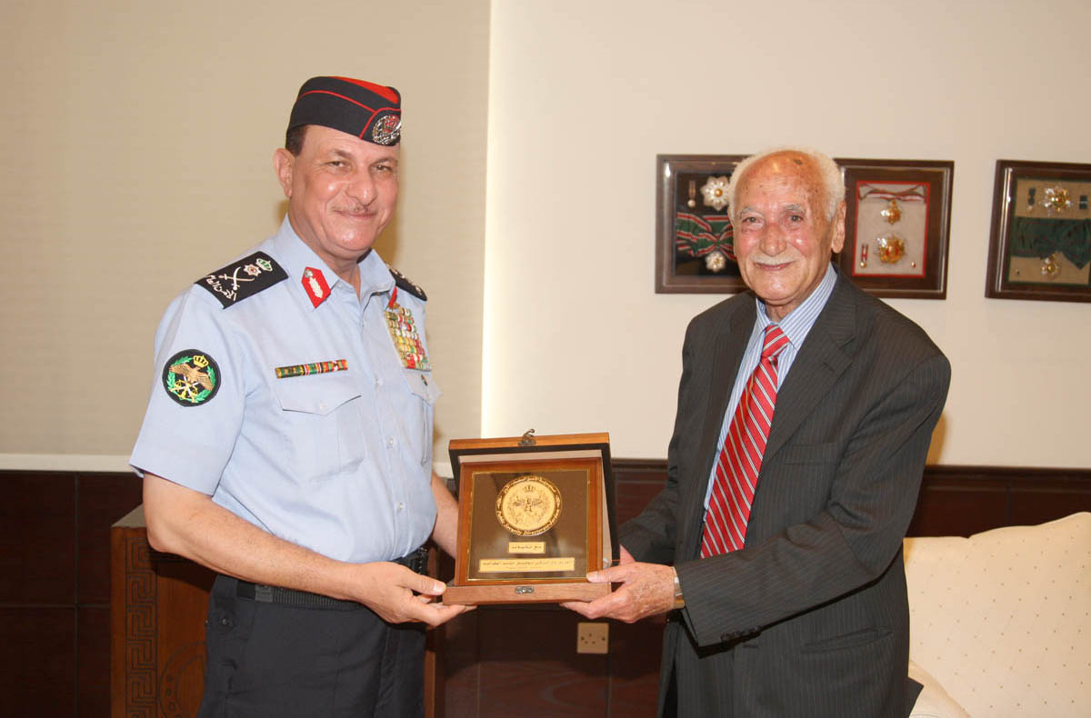 مدير الأمن العام يكرم احد المتقاعدين القدامى