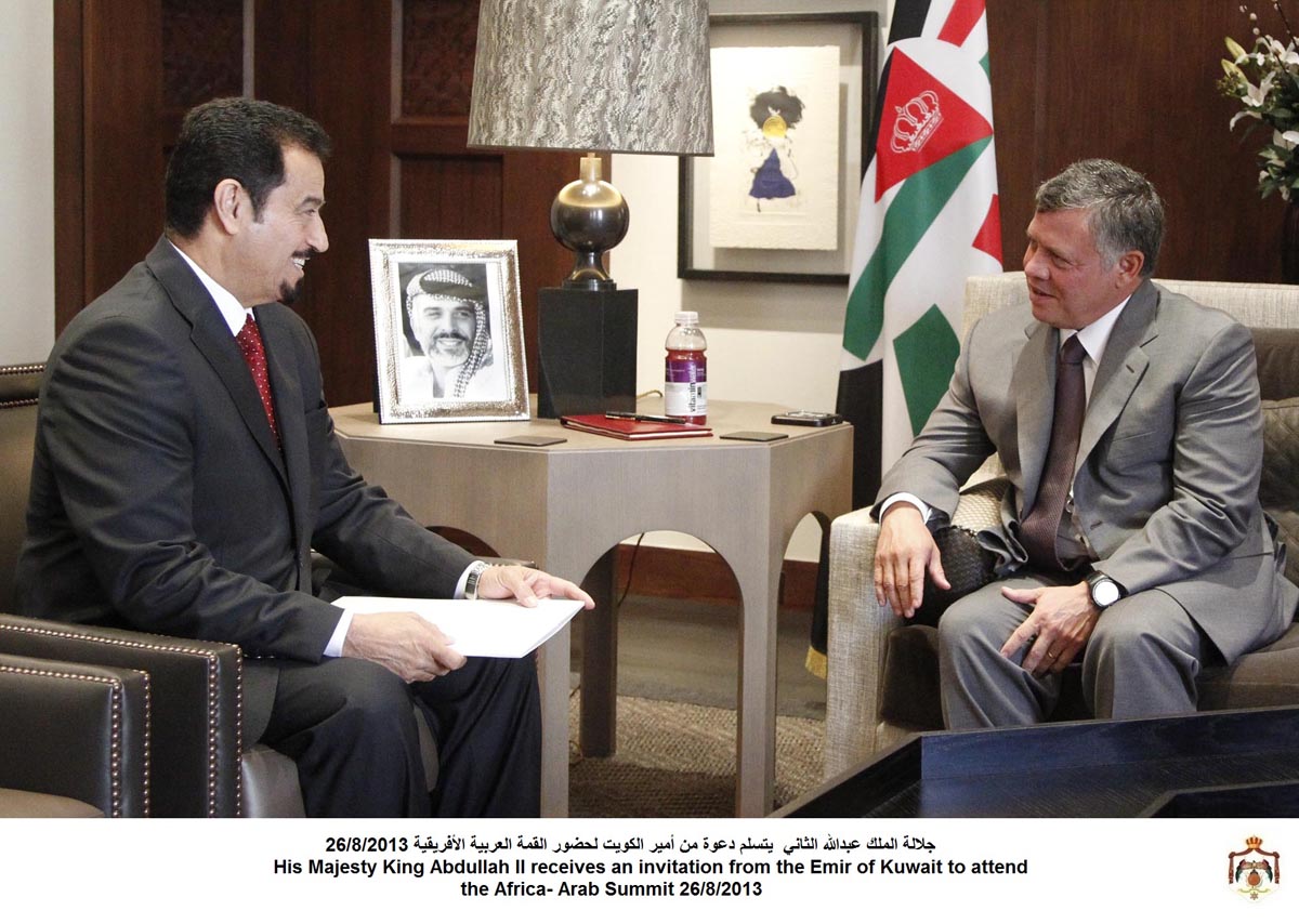الملك يتسلم دعوة من أمير الكويت لحضور القمة العربية-الأفريقية