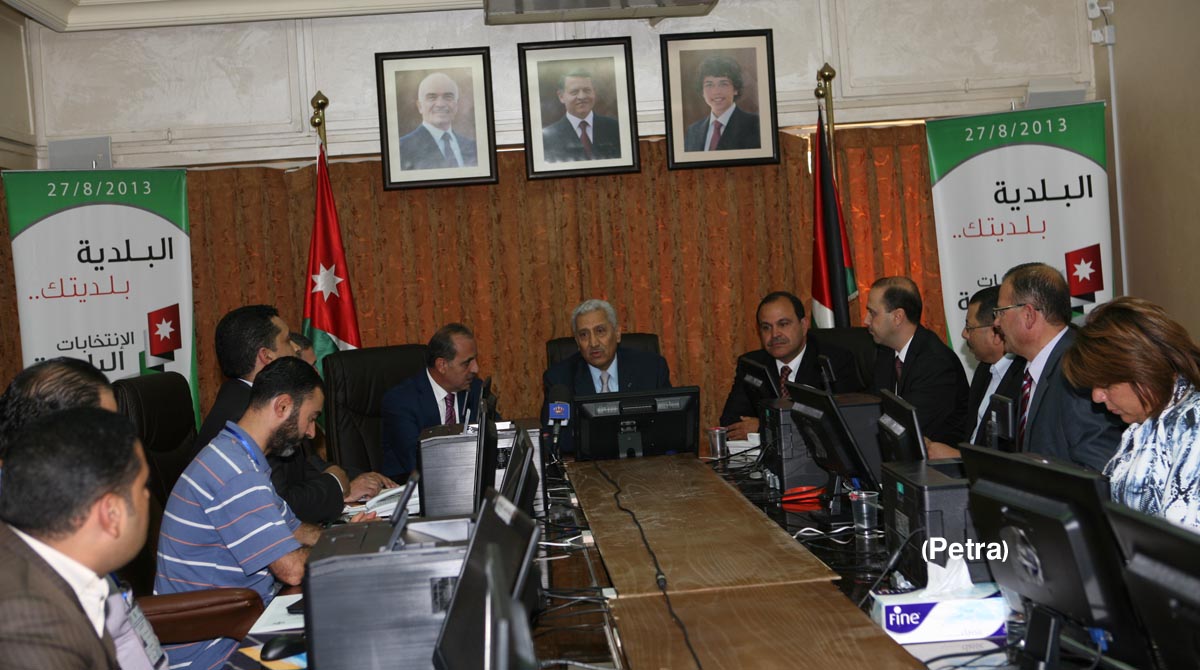 النسور يتفقد غرفة العمليات الرئيسية في وزارة الشؤون البلدية