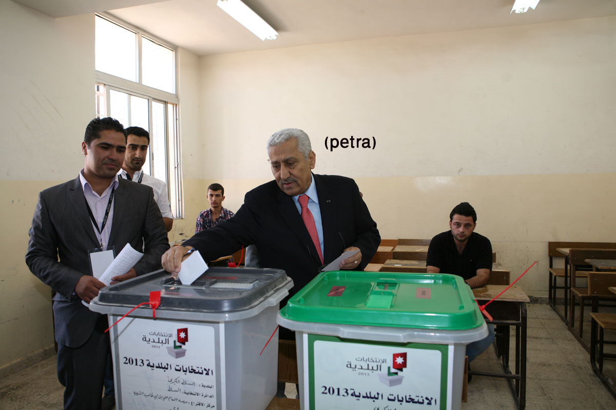 رئيس الوزراء يدلى بصوته في الانتخابات البلدية