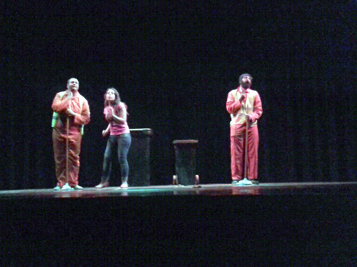 عرض مسرحية تضاد القمامة في الزرقاء