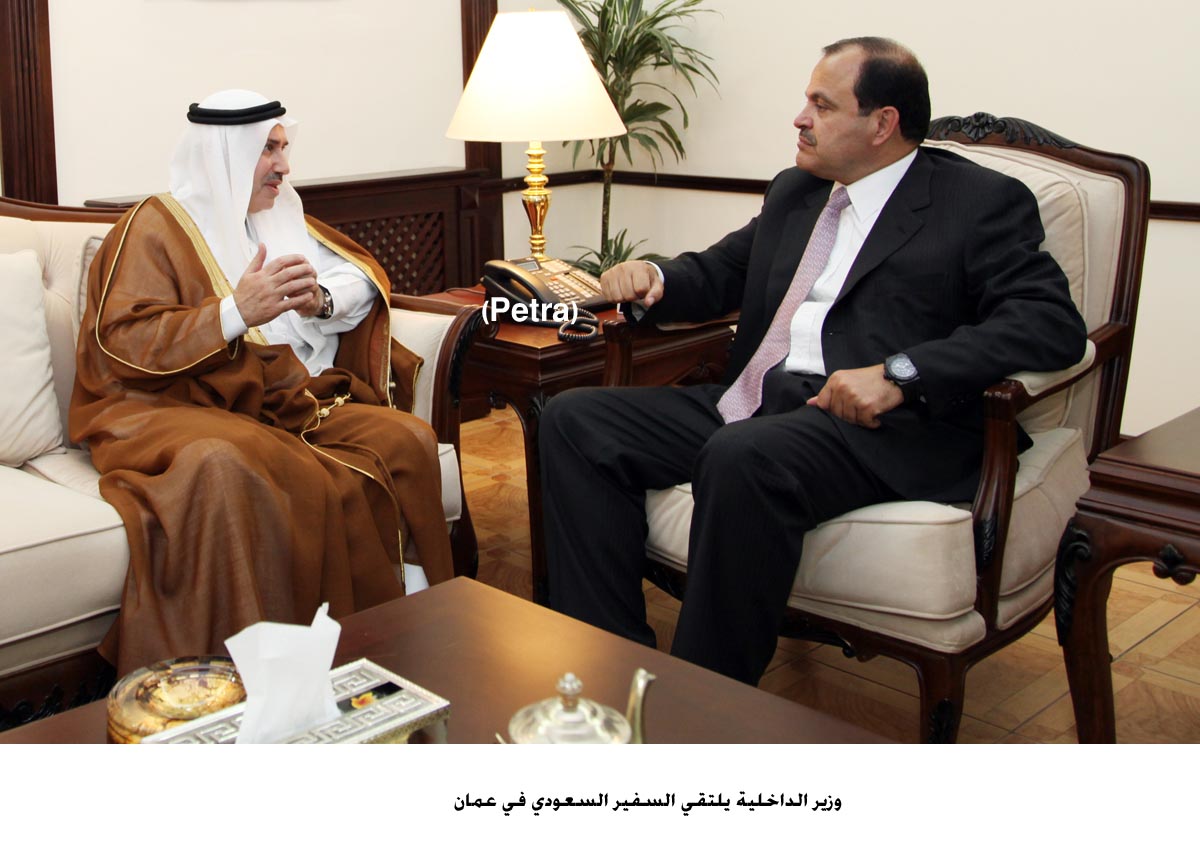 وزير الداخلية يلتقي السفير السعودي في عمان