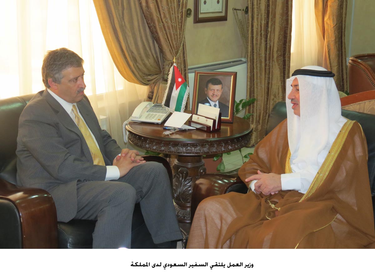 وزير العمل يلتقي السفير السعودي لدى المملكة