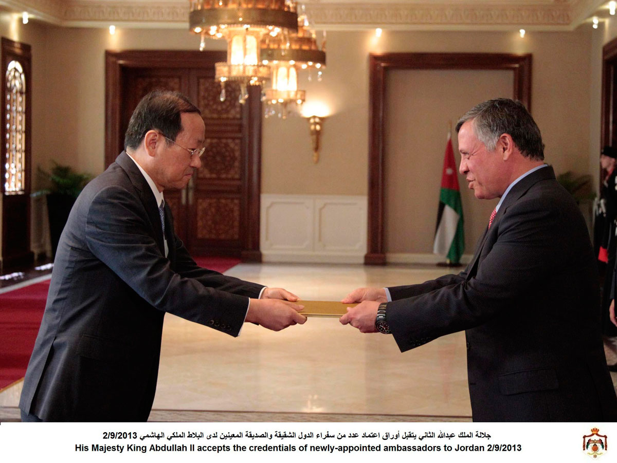 الملك يتقبل أوراق اعتماد عدد من السفراء