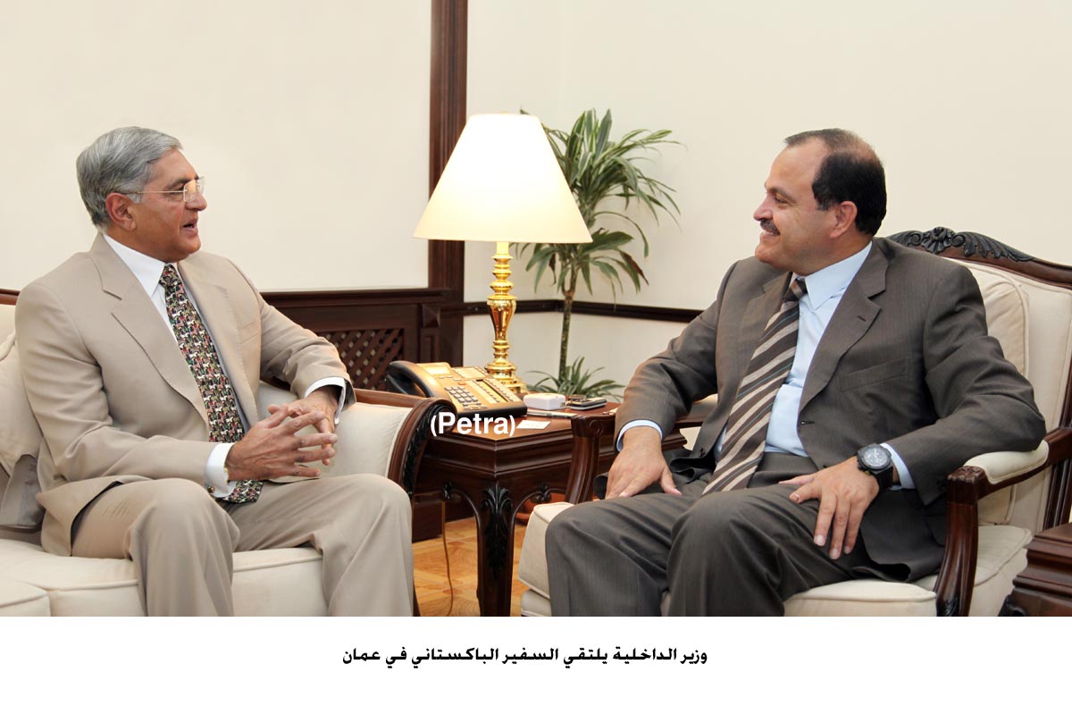 وزير الداخلية يلتقي السفير الباكستاني في عمان