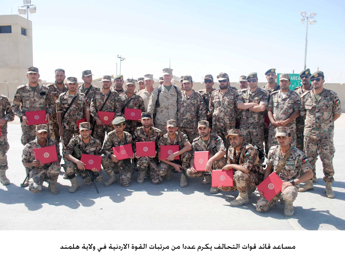 مساعد قائد قوات التحالف يكرم عددا من مرتبات القوة الاردنية في ولاية هلمند