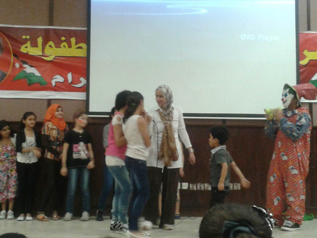 سكتشات مسرحية ومسابقات في اليوم المفتوح بالزرقاء