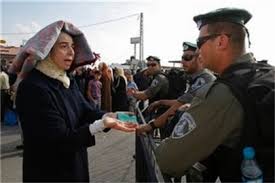 الإحتلال يمنع المصلين دون الخمسين دخول "الأقصى"