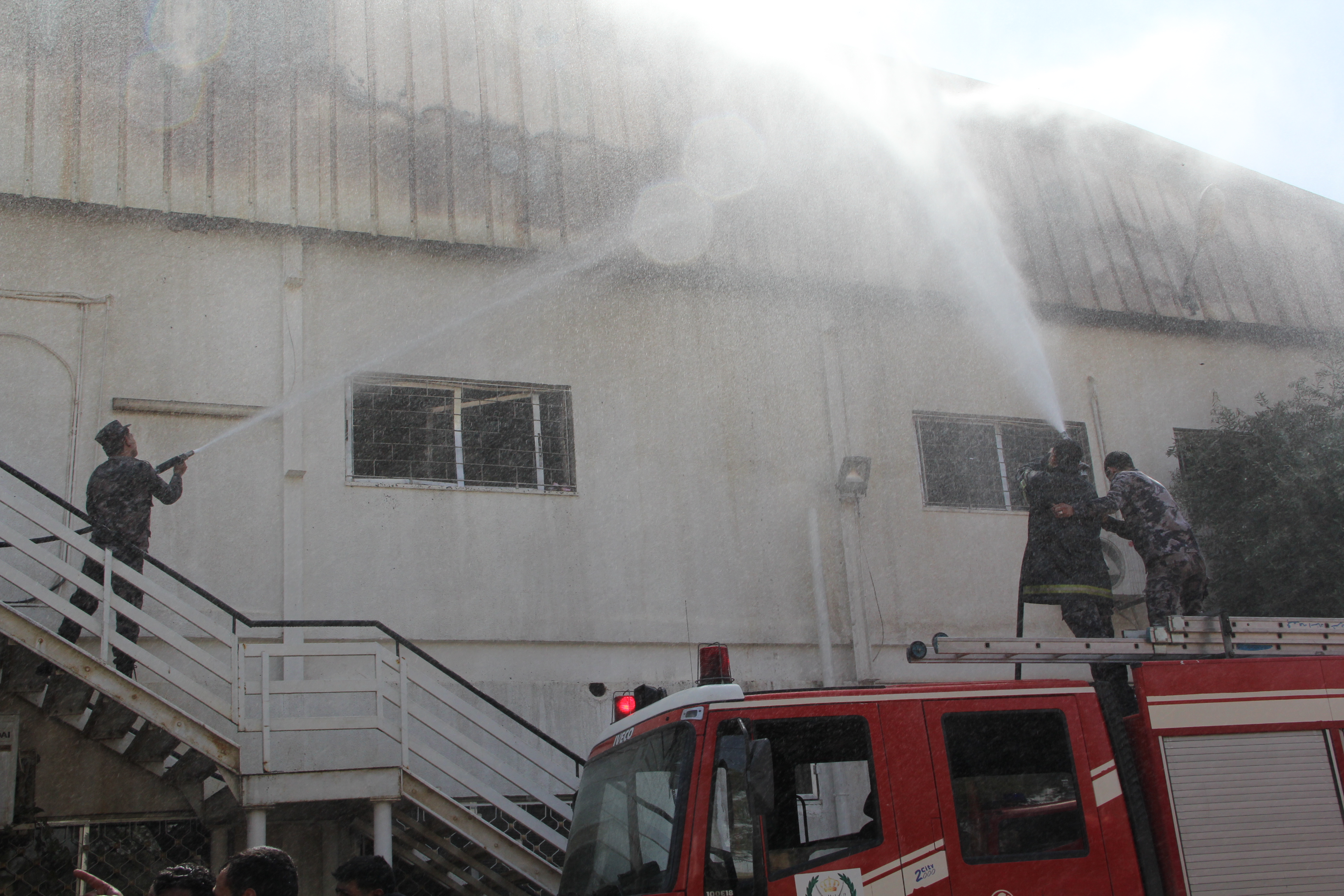 الدفاع المدني يخمد حريقا داخل مصنع بمنطقة الموقر