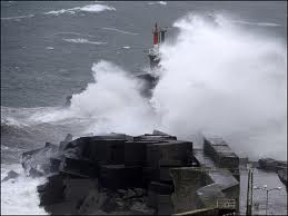 عواصف عاتية تودي بحياة 19 وتشرد الآلاف في المكسيك