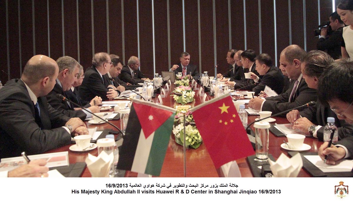 الملك يزور مركز البحث والتطوير في شركة هواوي العالمية