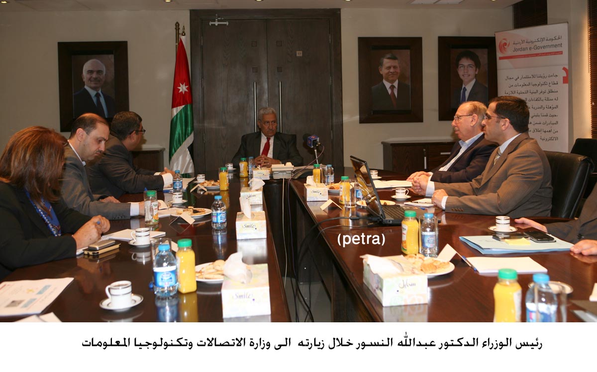 النسور يطلع على مشروعات البطاقة الذكية والالياف الضوئية