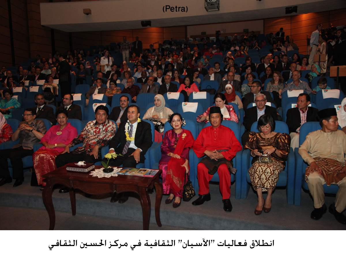 انطلاق فعاليات "الآسيان" الثقافية في مركز الحسين الثقافي (مصور)