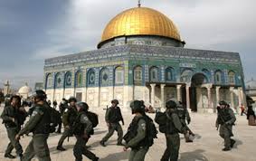 قوات الاحتلال تقتحم "الأقصى" وتحاصر المصلين
