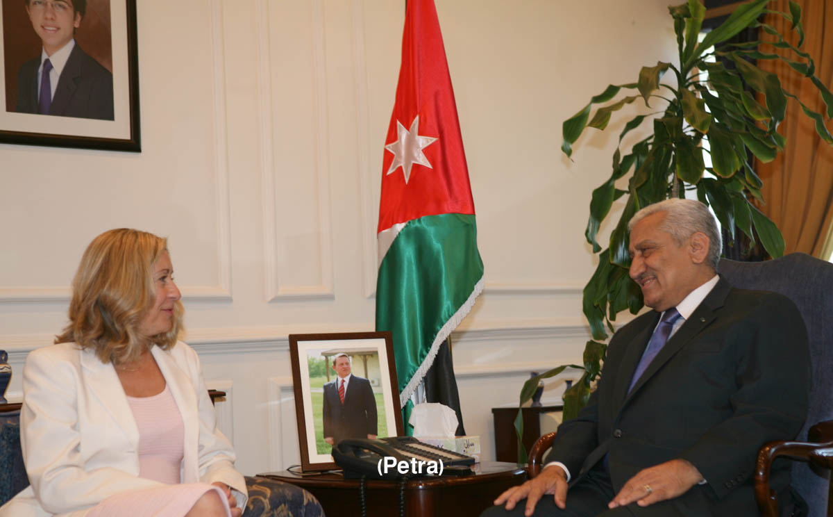 PM discusses investments, Syria refugees with French minister