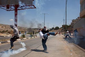 اصابة عشرات الفلسطينيين في مواجهات مع قوات الاحتلال الاسرائيلي