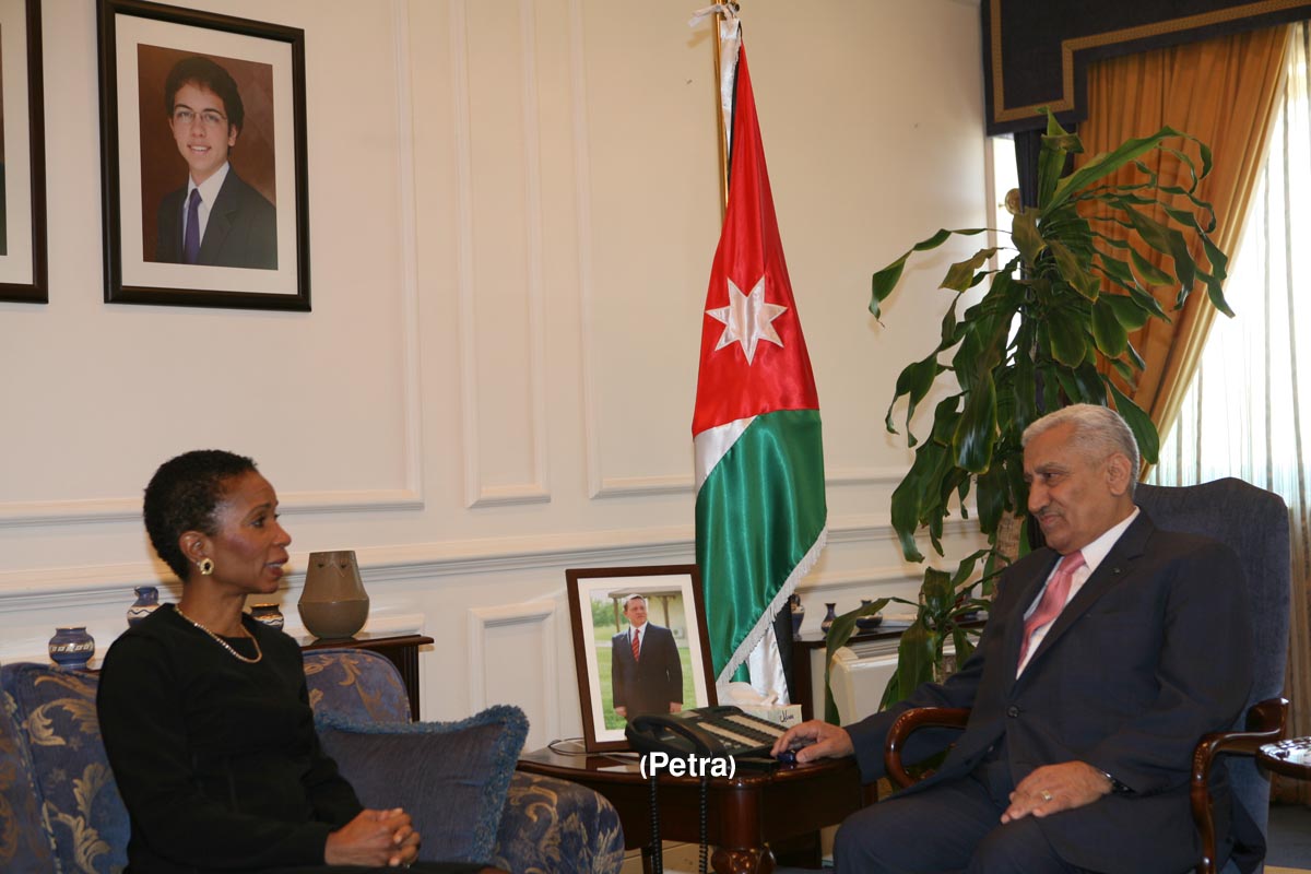 PM discusses cooperation with CARE president