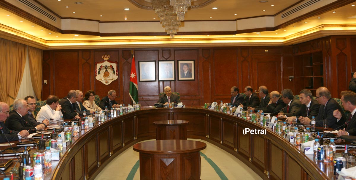 PM meets participants in Carnegie Middle East Centre seminar