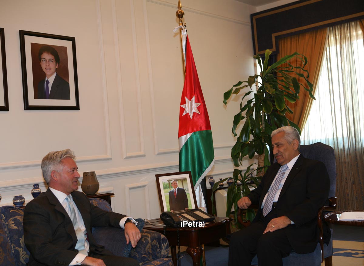 PM discusses ties, region with British minister