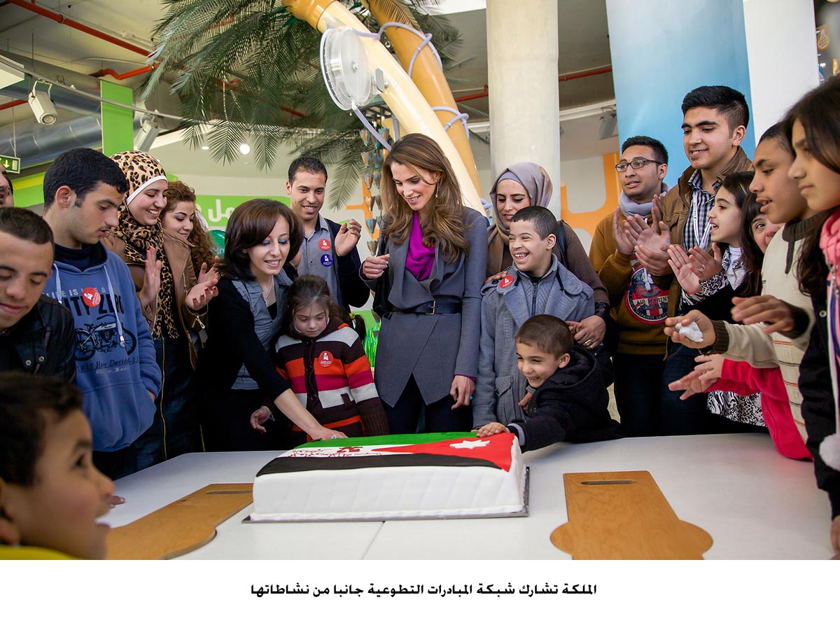 Queen Rania joins volunteers and children at the Children's Museum