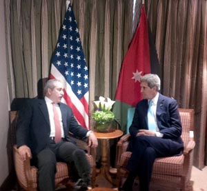 FM holds talks with US counterpart in London