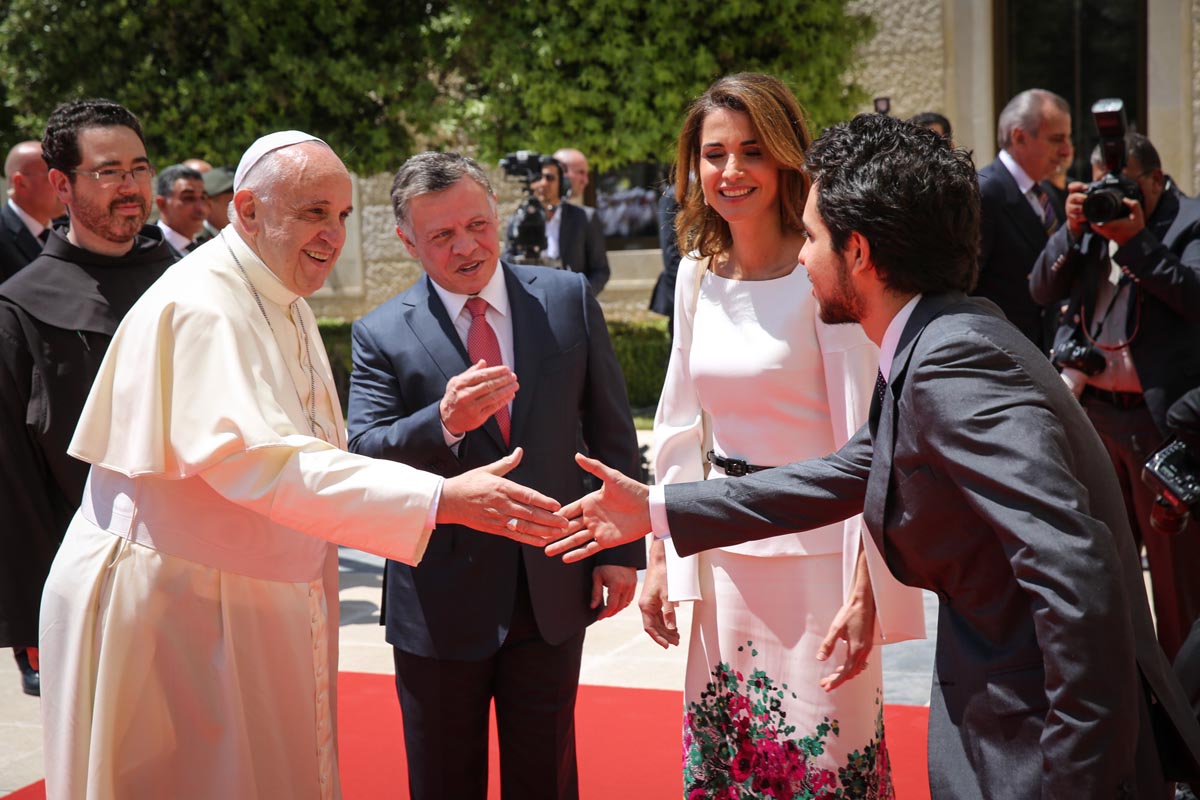King, Queen, Crown Prince welcome Pope