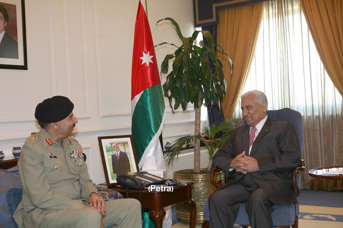 PM, Pakistani army chief discuss military cooperation