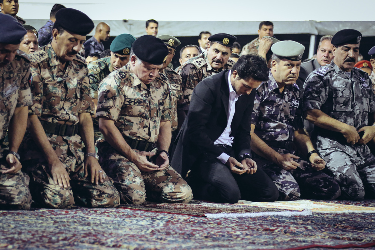 King attends army Iftar banquet