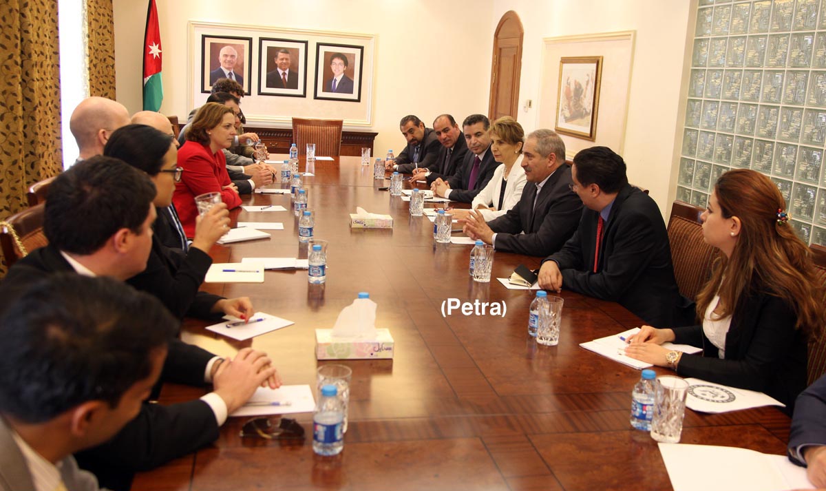 FM discusses ties, region with US delegation