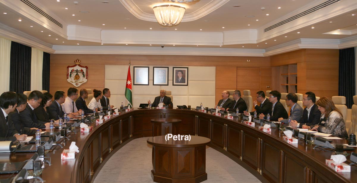 PM meets representatives of companies taking part in China Products Fair