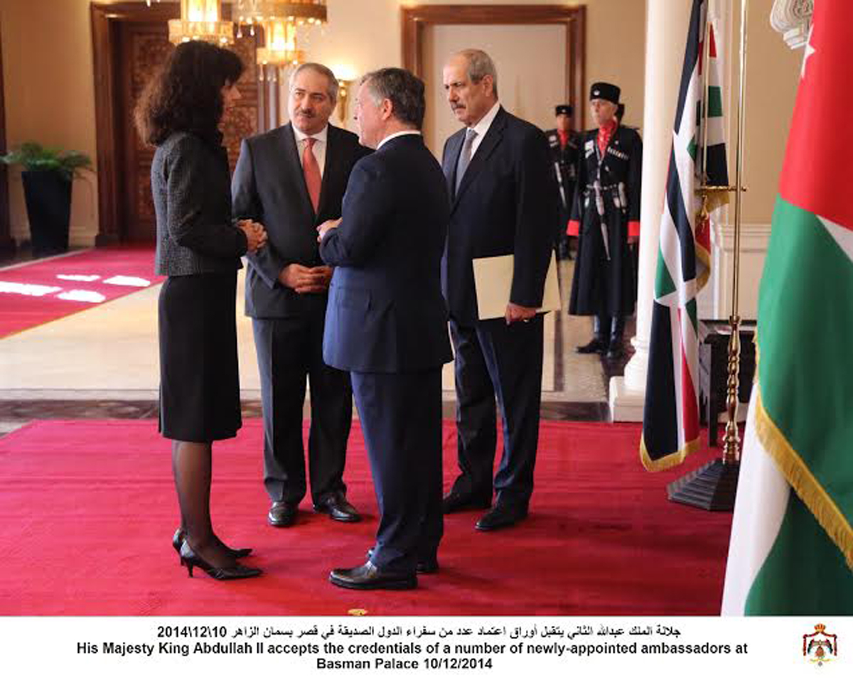 King receives credentials of new envoys