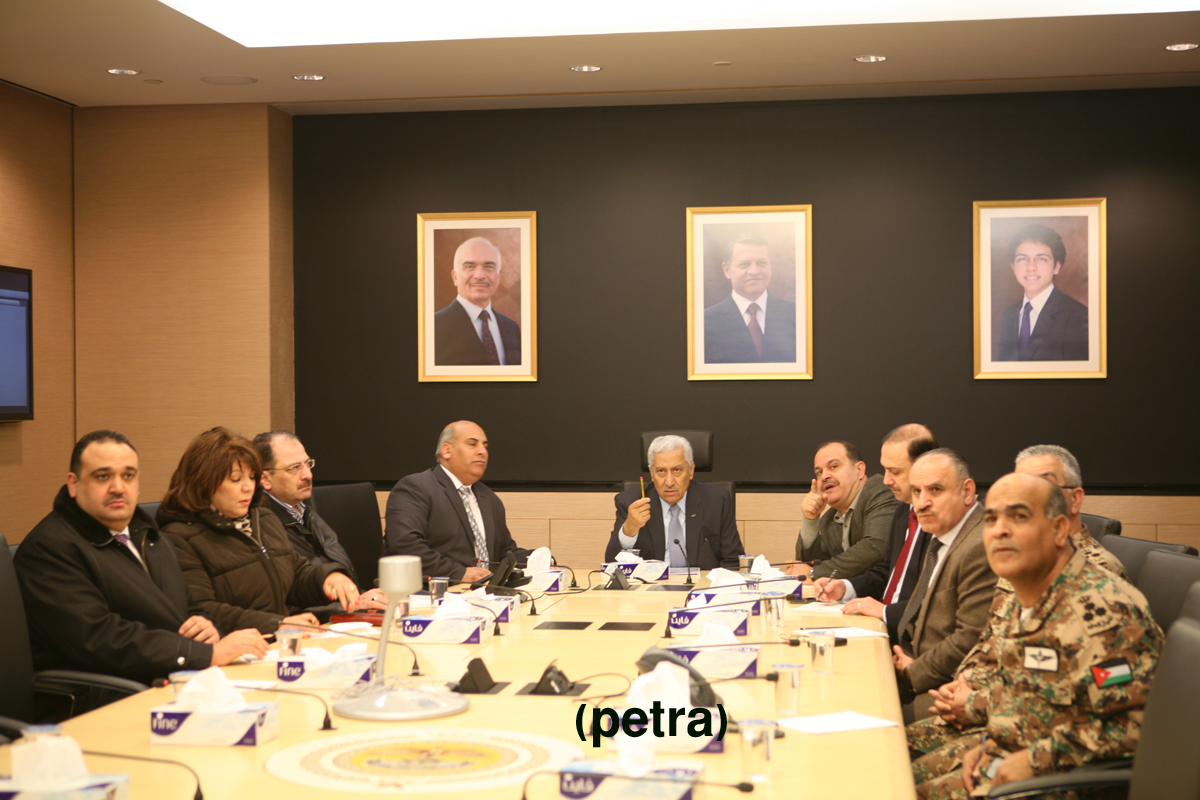 PM checks on efforts of concerned departments to deal with weather conditions