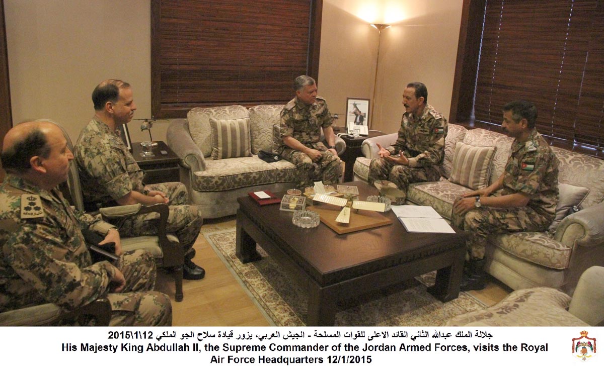 King visits Royal Air Force Command