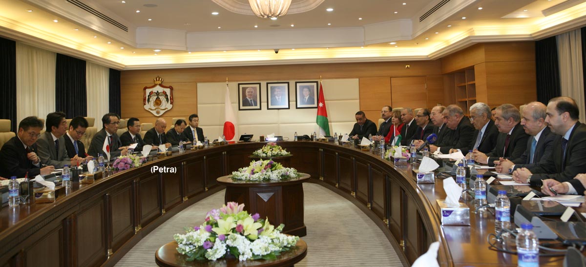 PM, Japanese counterpart chair talks in Amman