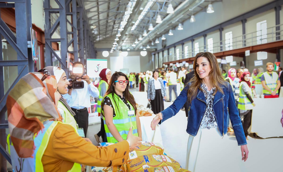 Queen Rania joins young volunteers in charity activity ahead of Ramadan