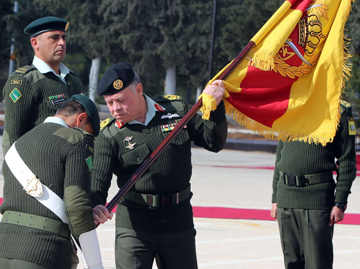 King presents Supreme Commander Banner to army battalion and brigade